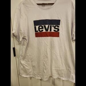 White Levi's‎ t shirt